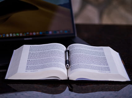 grigio, nero, penna, superiore, ha aperto, libro, leggere, computer, Sacre scritture, lavoro, studia, macbook, il computer portatile, Bibbia, Scrivi, scrivania, openbible, Bibbia aperta, formazione scolastica, apprendimento, lettura, avvicinamento, Aperto, attività commerciale, documento, pagina, letteratura, studiando, tavolo, Università, biblioteca, diario, 4K, CC0, dominio pubblico, privo di copyright