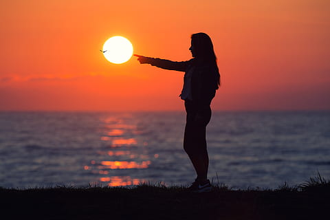 kvinde, et kors, sol, daggry, baggrundsbelyst, strand, skyer, aften, flyvende, pige, hd tapet, horisont, landskab, lys, model, natur, ocean, person, peger, naturskøn, hav, marinemaleri, kysten, silhuet, himmel, sommer, solopgang, solnedgang, vand, bølger, skønhed i naturen, horisont over vand, scenics - natur, jord, orange farve, en person, stående, voksen, sidebillede, udendørs, 5K, CC0, offentligt domæne, royaltyfrie