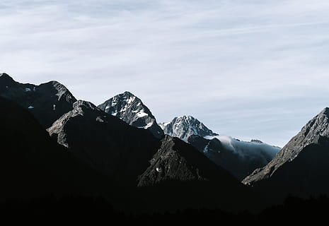 sniega kalns, mākoņi, auksts, atdzesējiet, dienasgaisma, augsts, ledus, ainavu, kalnu virsotne, kalnu grēda, kalni, dabas fotogrāfija, ieži, skatuvisks, debesis, sniegs, sniegs ierobežots, garš, ziemā, kalns, skatuves - daba, skaistums dabā, mierīga aina, miers, aukstā temperatūra, vidi, ārpus pilsētas, mākonis - debesis, raksturs, snowcapped kalns, nav cilvēku, idillisks, ārā, veidošanās, 4K, CC0, publiskais domēns, bez atlīdzības