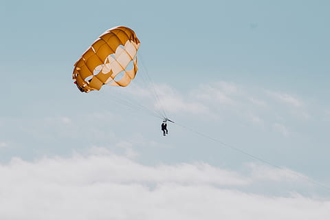 mann i fallskjerm, himmel, ekstremsport, flying, eventyr, i lufta, fallskjerm, paragliding, sky - himmel, sport, lav vinkel visning, transport, ukjennelig person, glede, fritidsaktivitet, natur, dag, exhilaration, én person, gliding, frihet, paraseiling, utendørs, fallskjermhopping, 5K, CC0, offentlig domene, opphavsrett gratis