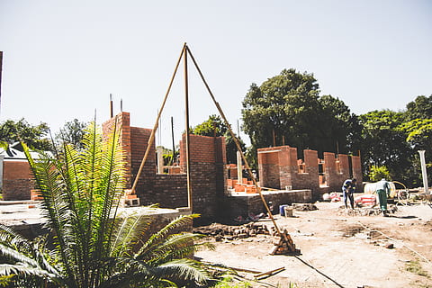 edifici, construcció, treballadors, arbre, planta, arquitectura, estructura construïda, exterior de l'edifici, industria de la construcció, naturalesa, lloc de construcció, dia, cel, cel clar, persones incidentals, material de fusta, a l'aire lliure, indústria, incomplet, persones reals, homes, 4K, CC0, domini públic, lliure de regalies