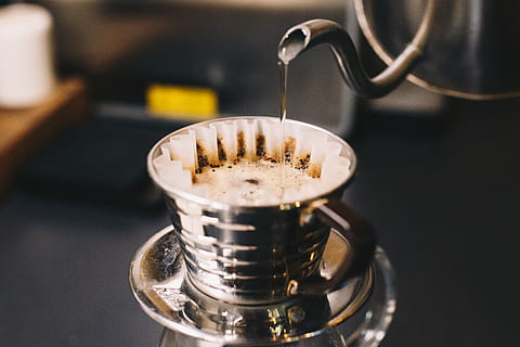 zilveren theekopje, tafel, drinken, verfrissing, koffie, eten en drinken, koffie - drankje, detailopname, binnenshuis, kop, mok, focus op de voorgrond, koffiezetapparaat, toestel, koffiekop, geen mensen, stilleven, schuimige drank, machinerie, gieten, voorbereiding, koffiepot, 5K, CC0, publiek domein, royaltyvrij