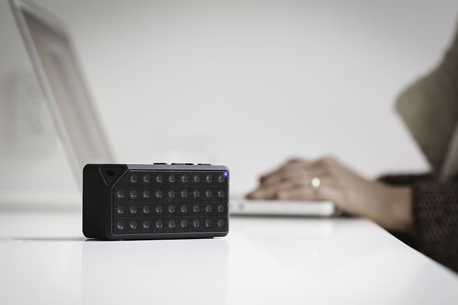 negre, altaveu bluetooth, blanc, taula, borrós, connexió, escriptori, electrònica, a l'interior, Internet, teclat, portàtil, oficina, habitació, pantalla, tecnologia, telèfon, tocar, sense fils, dona, lloc de treball, tecnologia sense fils, control remot, primer pla, control, centrar-se en primer pla, remot, enfocament selectiu, mirant la televisió, comunicació, cultura i entreteniment artístic, gent, activitat d'oci, còpia espai, televisor, calculadora, relaxació, polsador, 5K