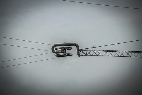 mechanický, perspektivní, detail, stroj, technika, kabel, spojení, nikdo, nízký úhel pohledu, elektřina, viněta, kov, nebe, elektrické vedení, kopie prostor, den, technologie, zdroj napájení, Příroda, lano, venku, most, most - mužská konstrukce, napájecí kabel, 5K, CC0, veřejná doména, bez autorských práv