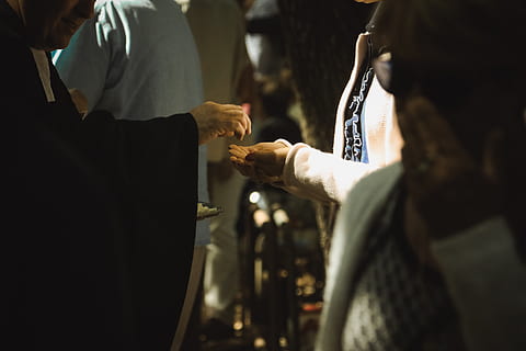 Pasqua, vinya, pa, jesu, cristià, adoració, religió, culte, Sant, Sant sopar últim, secció mitjana, celebració, persones reals, mà humana, dues persones, homes, gent, mà, enfocament selectiu, a l'interior, estils de vida, de peu, roba casual, activitat d'oci, dones, dia, unió, nacional, adult, rebre, 5K, CC0, domini públic, lliure de regalies