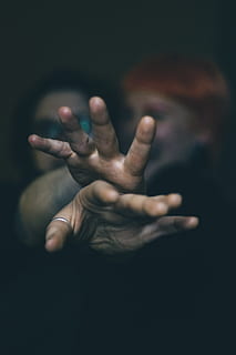menschliche Hand, Finger, Person, Mensch, Hand, Abenteuer, Freizeitaktivitäten, Fahrzeug, Flug, Flugzeug, Transport, Daumen hoch, Nagel, Glas, Kelch, Latté, Getränk, Tasse, Kaffeetasse, gleiten, menschliches Körperteil, Körperteil, Gestikulieren, eine Person, schwarzer Hintergrund, menschlicher Finger, drinnen, Studioaufnahme, Nahansicht, Männer, echte Menschen, zeigt, Kommunikation, Lebensstile, Handzeichen, Kopfschuss, Stoppen Sie die Geste, menschliches Gesicht, menschliches Glied, verdecktes Gesicht, Aggression, 5K, CC0, gemeinfrei, lizenzfrei
