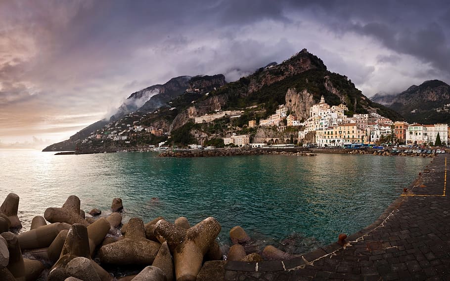 spiaggia, bianca, case, giorno, nuvole, montagna, oceano, mare, cittadina, acqua, cielo, architettura, esterno dell'edificio, nuvola - cielo, struttura costruita, natura, scenics - natura, bellezza nella natura, roccia, catena montuosa, terra, costruzione, nave nautica, solido, roccia - oggetto, all'aperto, baia, 2K