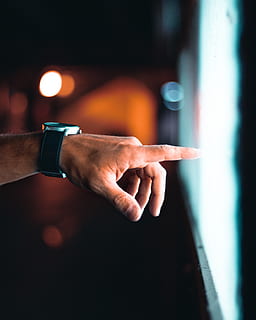 persona, puntamento, finestra, mano, orologio da polso, dito, umano, Spagna, Madrid, polso, luce, tenersi per mano, fonte di luce, bokeh, pannello luminoso, direzione, punto, orologio, luce bassa, indicazione, scegliere, mano umana, parte del corpo umano, una persona, tempo, parte del corpo, avvicinamento, uomini, comunicazione, persone reali, concentrarsi sulle conoscenze acquisite, in casa, tecnologia, orologio intelligente, dito umano, controllando l'ora, arto umano, 4K, CC0, dominio pubblico, privo di copyright