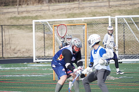 uomo che gioca a lacrosse, umano, persona, casco, capi di abbigliamento, abbigliamento, persone, campo, sport, gli sport, sport di squadra, calcio, squadra, racchetta, racchetta da tennis, scarpa, calzature, costruzione, bicicletta, veicolo, concorrenza, giocando, atleta, sport competitivo, uniforme sportiva, gruppo di persone, sportivo, uomini, movimento, attrezzatura sportiva, campo da gioco, sfida, tre quarti, rete - attrezzature sportive, sforzo, imbottitura, 5K, CC0, dominio pubblico, privo di copyright