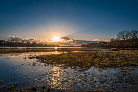 flodlandskab, skyer, miljø, græs, natur, afspejling, himmel, sol, solstråler, solopgang, solnedgang, træer, vand, scenics - natur, ro, skønhed i naturen, rolig scene, sollys, sø, ingen mennesker, sky - himmel, landskab, solstråle, idyllisk, udendørs, 5K, CC0, offentligt domæne, royaltyfrie