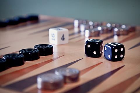 backgammon, spil, bestyrelse, terninger, vinde, Spille, numre, risiko, held, chance, gambling, fritid, kunstkultur og underholdning, lempelse, bord, indendørs, nummer, fritidsspil, fritidsaktivitet, mulighed, tæt på, stilleben, selektiv fokusering, ingen mennesker, valg, i en række, træ - materiale, chancespil, gruppe af objekter, 4K, CC0, offentligt domæne, royaltyfrie