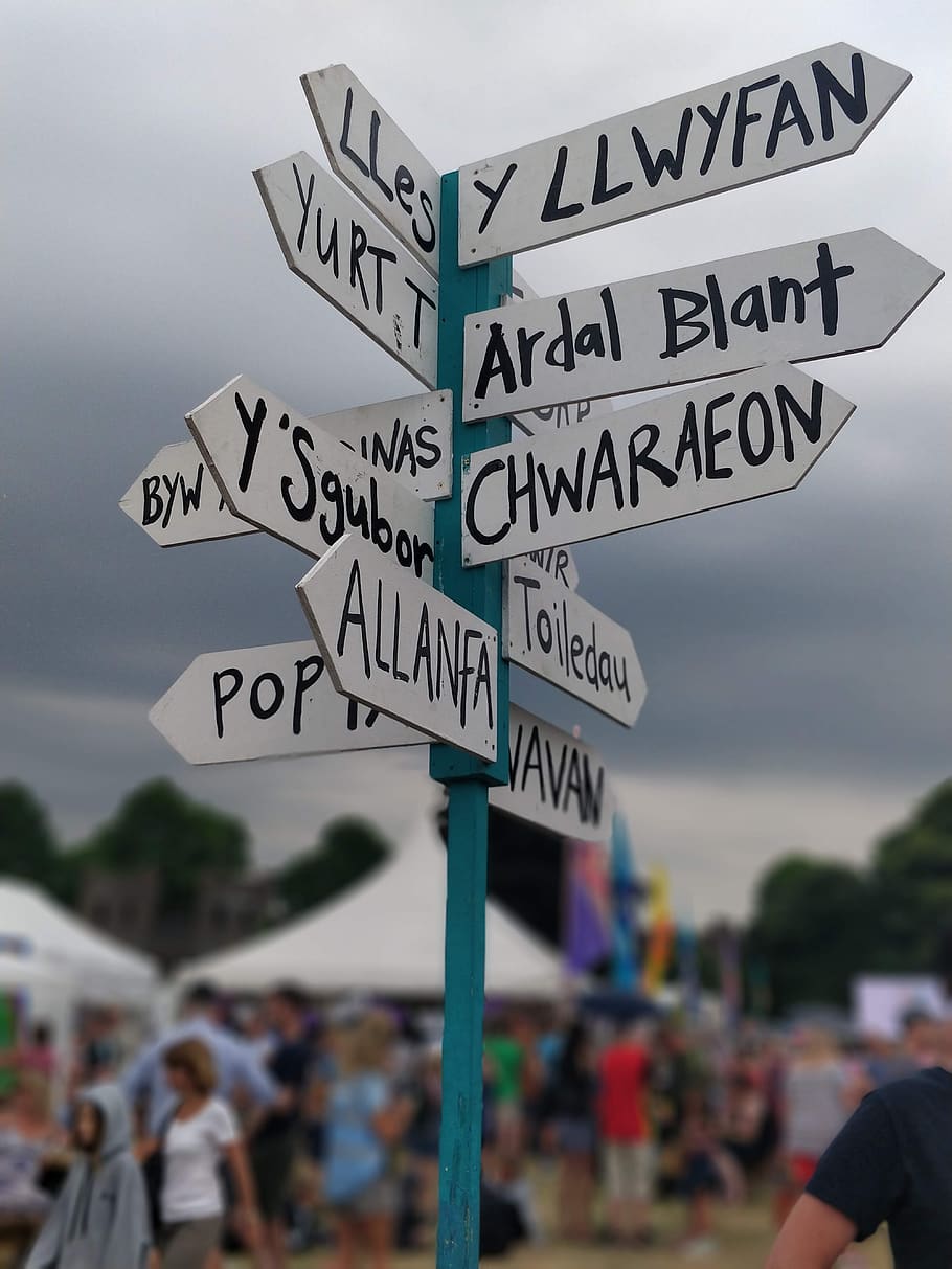 senyalització de direcció variada, banner, text, multitud, signe, tafwyl, Cardiff, Regne Unit, direcció, publicació, persona, humà, bokeh, borrós, chwaraeon, pal senyal, cymraeg, Festival, direccions, caerdydd, Gales, comunicació, guió occidental, centrar-se en primer pla, orientació, informació, dia, signe d'informació, carretera, senyal de trànsit, senyal direccional, símbol, símbol de fletxa, persones incidentals, primer pla, naturalesa, pol, guió, a l'aire lliure, missatge, 5K