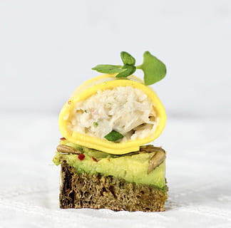 simmetria, pa, alvocat, groc, mossegar, petit, cranc, minimalisme, mínim, esdeveniment, festa, menjar amb els dits, menjar natural, menjar, menjar i beguda, alimentació saludable, tir de l'estudi, frescor, vegetals, llest per menjar, primer pla, a l'interior, cap gent, benestar, fruita, tall, fons blanc, entrepà, indulgència, full, herba, aperitiu, berenar, decorar, temptació, 1080P, CC0, domini públic, lliure de regalies