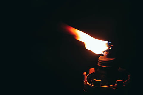 flama, llum, cremar, foc, torxa, nit, cremant, foc - fenomen natural, calor - temperatura, fons negre, primer pla, brillant, a l'interior, fosc, tir de l'estudi, cap gent, còpia espai, signe, il·luminat, naturalesa, comunicació, senyal d'advertència, generació de combustible i energia, combustibles fòssils, 4K, CC0, domini públic, lliure de regalies