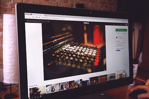 tæt på, computer tastatur, handel, meddelelse, nutidige, data, skrivebord, elektronik, indendørs, internet, overvåge, netværk, mennesker, person, skærm, teknologi, webdesign, arbejde, arbejdsområde, forretning, mad og drikke, forfriskning, arrangement, drikke, beskæftigelse, rigtige mennesker, trådløs teknologi, selektiv fokusering, arbejder, mad og drikke industri, stilleben, friskhed, 5K, CC0, offentligt domæne, royaltyfrie