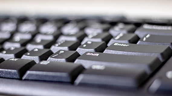 pc, Computer, Laptop, Technologie, Büro, Notizbuch, Internet, Geschäft, Schreibtisch, Arbeit, MacBook, Tastatur, Tabelle, Arbeiten, kabellos, Digital, Arbeitsplatz, Blog, Bloggen, Design, Marketing, Unternehmen, Professionel, korporativ, Text, Kommunikation, kabellose Technologie, Computer Tastatur, Computerausrüstung, Verbindung, selektiver Fokus, Nahansicht, Computerteil, Daten, Elektronik-Industrie, Computerschlüssel, Brief, Industrie, globale Kommunikation, Tastenfeld, 2K, CC0, gemeinfrei, lizenzfrei