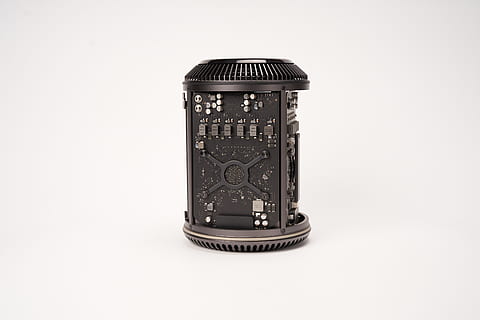 altaveu bluetooth negre, càmera, electrònica, tassa, tassa de cafè, macpro, ordinador, poma, tecnologia, cilindre, llum, joieria, accessoris, accessori, diamant, pedres precioses, mobles, puny, stein, gerra, bronze, tir de l'estudi, a l'interior, fons blanc, sol objecte, cap gent, tallar, primer pla, còpia espai, metall, estil retro, natura morta, antiguitat, cultura i entreteniment artístic, connexió, vell, text, història, accessori personal, 5K, CC0, domini públic, lliure de regalies