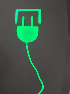 enchufes de electricidad vector, color verde, comunicación, adentro, foto de estudio, nadie, fondo negro, iluminado, de cerca, firmar, texto, brillante, escritura occidental, neón, electricidad, solo objeto, separar, pared - característica de la construcción, letra mayúscula, conexión, tecnología, color turquesa, fuente de alimentación, 4K, CC0, dominio público, libre de derechos