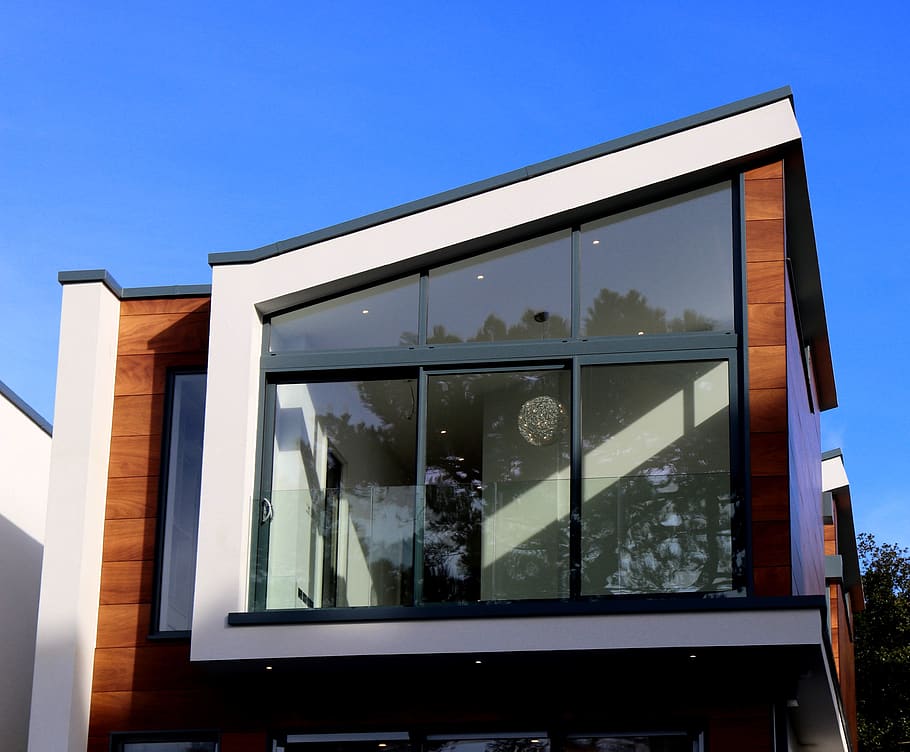 arquitectura, edifici, infraestructura, estructura, establiment, casa, núvols, cel, veranda, terrassa, vidre, finestres, transparent, vidre - material, cel clar, estructura construïda, finestra, naturalesa, blau, vista d’angle baix, exterior de l'edifici, cap gent, reflexió, dia, a l'aire lliure, planta, llum solar, televisor, 4K