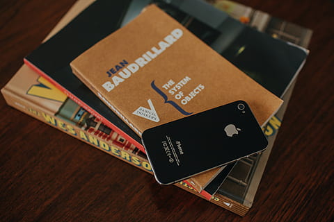iphone, table, texte, à l'intérieur, vue grand angle, passeport, la communication, écriture occidentale, personne, nature morte, bois - matériau, fermer, représentation, lettre, culture artistique et divertissement, représentation humaine, timbre-poste, jeux de loisirs, La technologie, étiquette, mise au point sélective, 5K, CC0, domaine public, libre de droits