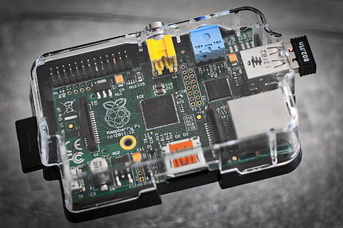 vert, circuit imprimé, clair, vitrine, chips, circuit, conducteur, lien, CPU, Les données, dispositif, électricité, électronique, équipement, industrie, La technologie, Téléphone, sans fil, fermer, puce informatique, Industrie électronique, à l'intérieur, complexité, nature morte, personne, équipement informatique, innovation, ordinateur, fond gris, partie informatique, gris, la communication, équipement électrique, composant électrique, 1080P, CC0, domaine public, libre de droits