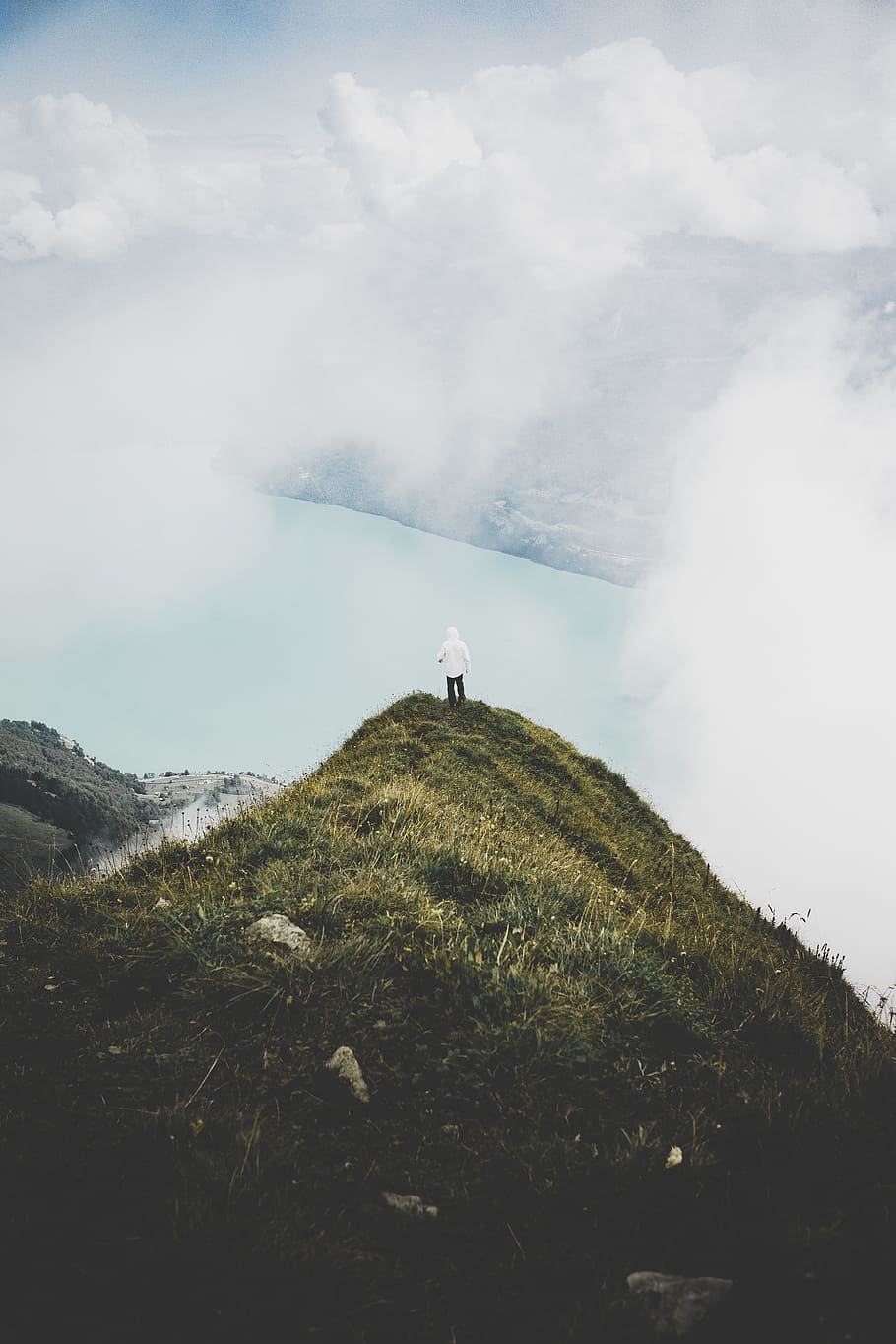 Person, Stehen, Grün, Grasberg, Abenteuer, Cliff, Wolke, wolkig, bewölkter Himmel, Tageslicht, Kante, Umgebung, Nebel, Hügel, Landschaft, Mann, neblig, Berg, Natur, Porträt, szenisch, Tourismus, Tal, Wasser, Schönheit in der Natur, Himmel, Szenen - Natur, wolke - himmel, Pflanze, echte Menschen, eine Person, Tag, Ruhe, ruhige Szene, Freizeitbeschäftigung, Land, Nicht-städtische Szene, Gras, Lebensstile, Männer, draußen, 5K
