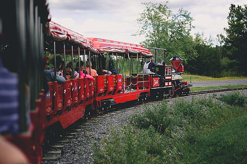 tog, togtur, togspor, model tog, transportmidler, transportform, land køretøj, dag, plante, natur, i en række, træ, jernbanetransport, offentlig transport, himmel, rød, spore, tog - køretøj, gruppe af mennesker, jernbanespor, udendørs, rigtige mennesker, græs, 2K, CC0, offentligt domæne, royaltyfrie