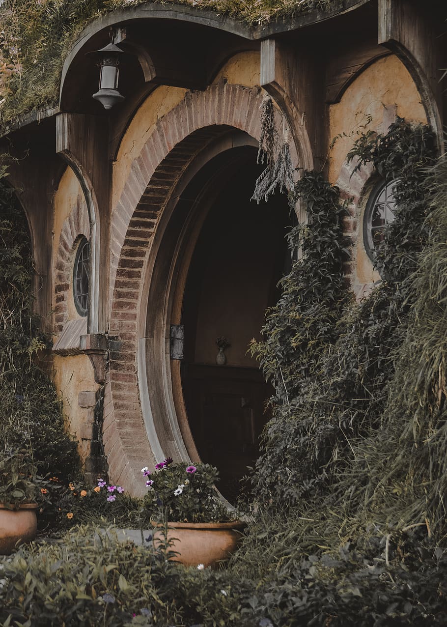 marró, fusta, casa, cobert, verd, vinyes, arquitectura, maons, la llum del dia, disseny, medi ambient, flors, jardí, paisatge, plantes, olla, finestres, planta, arc, estructura construïda, edifici, cap gent, exterior de l'edifici, naturalesa, història, el passat, dia, flor, vell, a l'aire lliure, creixement, planta amb flors, finestra, escultura, creativitat, 4K