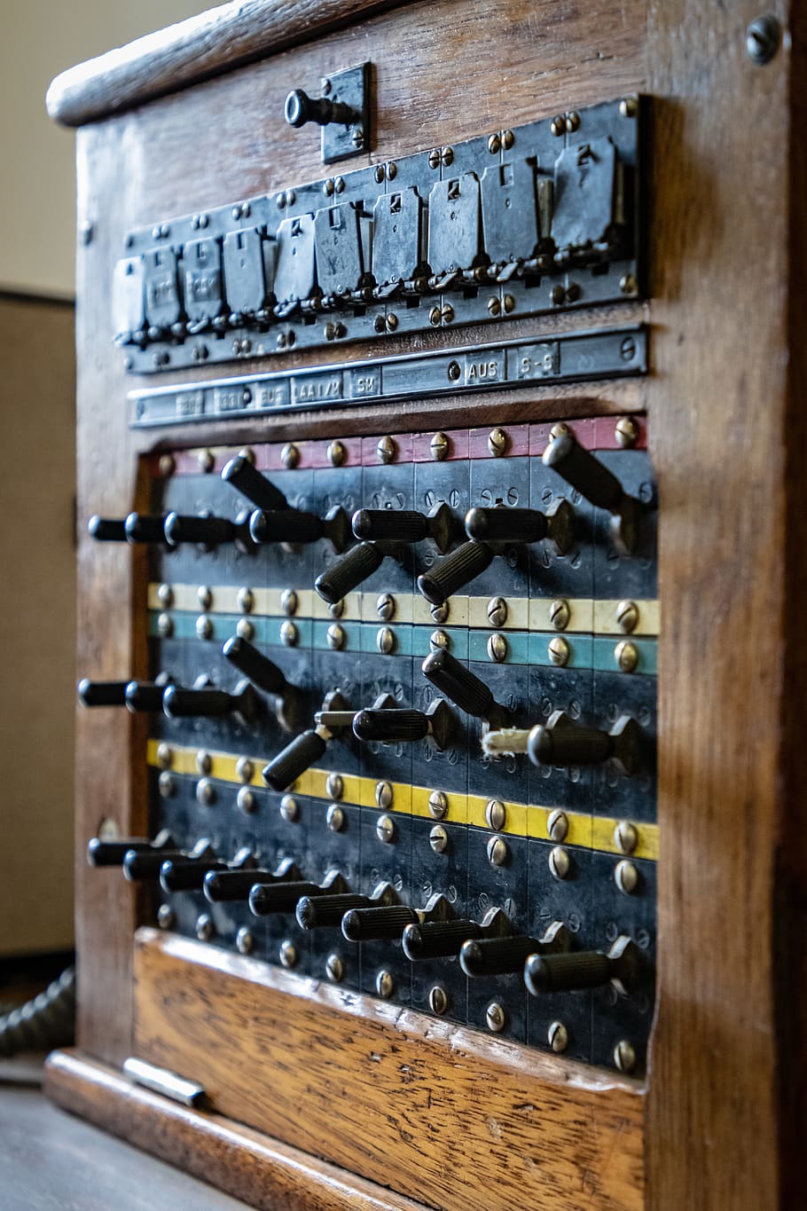 dispositiu elèctric, interruptor, fusta, amplificador, electrònica, fusible, cablejat, fusta contraxapada, paraula, maquinari, ordinador, servidor, guitarra, activitats de lleure, instrument musical, estèreo, laboratori, aventura, fusta dura, led, material de fusta, cap gent, a l'interior, ampolla, tecnologia, primer pla, contenidor, menjar i beguda, alcohol, metall, centrar-se en primer pla, en fila, enfocament selectiu, beure, ampolla de vi, natura morta, dia, gran grup d'objectes, vi, 5K