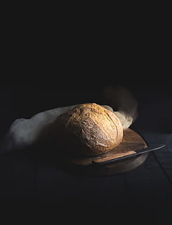 al forno, pane, accanto, coltello, di legno, tavola, tavolo, stoffa, pagnotta, cibo, buio, rustico, artigiano, avvicinamento, Styled, Grano, fotografia di cibo, umore, Marrone, freschezza, forno, pagnotta di pane, prima colazione, biologico, legno - materiale, pasta frolla, sfondi, Farina, mangiare sano, cottura al forno, buongustaio, nessuno, singolo oggetto, seme, spuntino, grano intero, 4K, CC0, dominio pubblico, privo di copyright