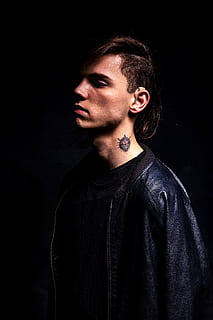 uomo, indossare, giacca, tatuaggio, collo, espressione facciale, bell'aspetto, vista laterale, sfondo nero, girato in studio, una persona, giovane adulto, in casa, in piedi, abbigliamento casual, dalla vita in su, vista frontale, ritratto, stili di vita, analizzare, cercare, guardare, guardando lontano, giovani uomini, ritagliare, colore nero, acconciatura, bella donna, contemplazione, 5K, CC0, dominio pubblico, privo di copyright