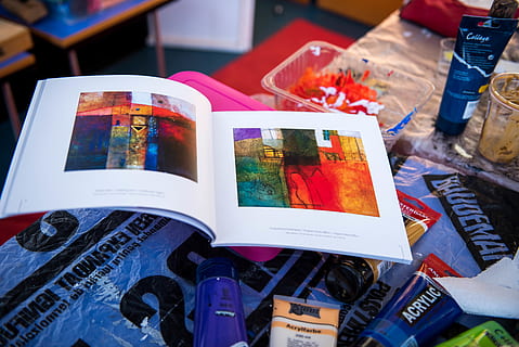 llibre obert, primer pla, temes de fotografia, comunicació, cap gent, a la venda, vista d’angle alt, venda al detall, mercat, variació, elecció, tecnologia, telèfon intel·ligent, natura morta, dispositiu d’informació portàtil, connexió, tecnologia sense fils, Paradeta, gran grup d'objectes, taula, a l'interior, visualització al detall, 5K, CC0, domini públic, lliure de regalies