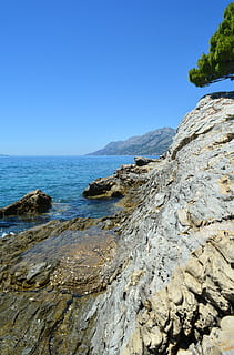 sahil, deniz, kayaçlar, gökyüzü, yaz, doğa, kıyı şeridi, katmanlar, açık hava, Kaya, doğada güzellik, kaya - nesne, arazi, huzur, sakin sahne, katı, manzaralar - doğa, Su, gün, kaya oluşumu, insansız, plaj, kopya alanı, mavi, açık havada, formasyon, kayalık sahil şeridi, aşınmış, 4K, CC0, kamu malı, telif ücretsiz