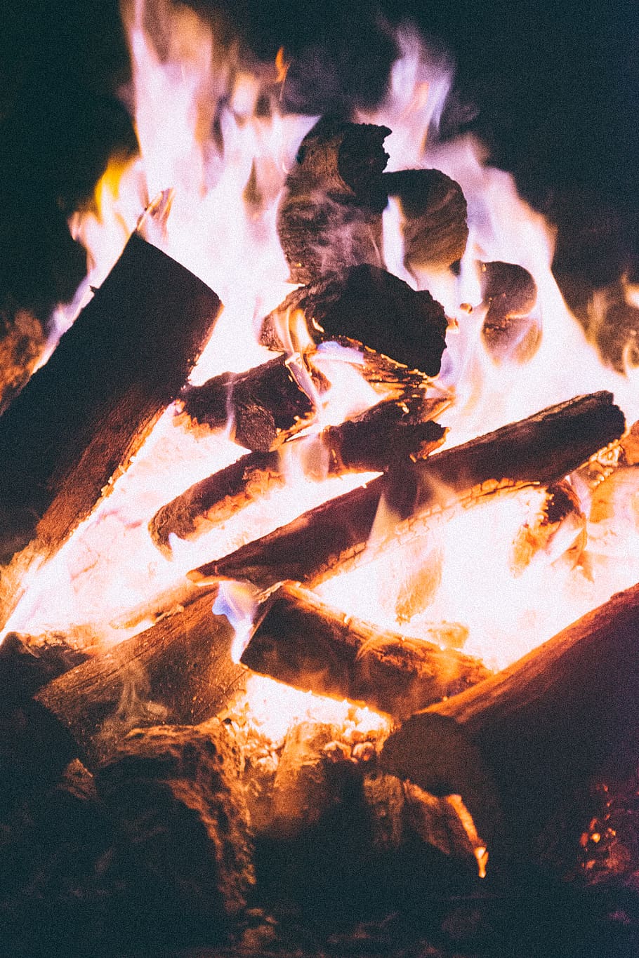fuoco, campo, fuoco da campo, escursione, montagna, pista, all'aperto, fuoco delle ossa, ardente, fiamma, calore - temperatura, fuoco - fenomeno naturale, gruppo di persone, notte, evento, natura, raggiante, persone reali, movimento, legna da ardere, falò, ceppo, uomini, persone, legna, lunga esposizione, attività di svago, fuoco di bivacco, 4K