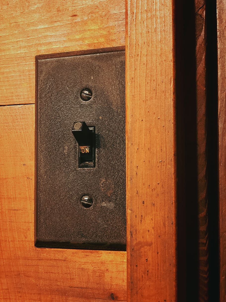 Lichtschalter, Licht, auf, Holz - Material, drinnen, keine Leute, Nahansicht, Tür, braun, Eingang, Holz, einzelnes Objekt, gestalten, Metall, Geometrische Figur, Kommunikation, Tabelle, Box, Muster, Technologie, Kasten - Behälter, Design, Fokus auf den Vordergrund, Holzmaserung, 4K