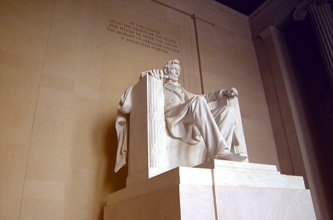 estatua de lincoln, arquitectura, edificio, monumentos, nadie, representación humana, adentro, escultura, semejanza masculina, estatua, el pasado, vista de ángulo bajo, Arte y artesanía, religión, historia, creatividad, representación, pared - característica de la construcción, día, semejanza femenina, mármol, el color blanco, estructura construida, ángulo, 2K
