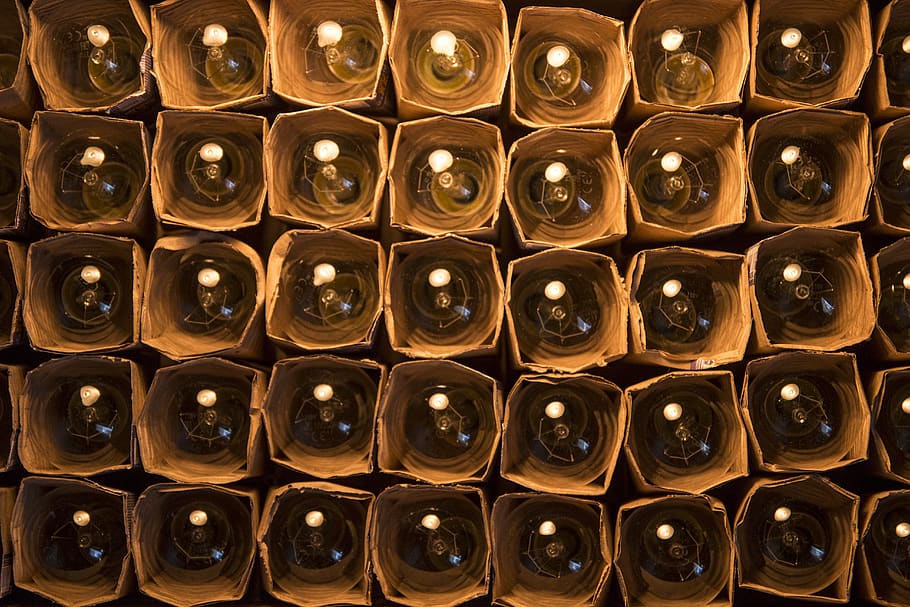 Ukraine, kropyvnytskyi, Box, Papier-, Birne, Wolfram, Jahrgang, Karton, Beleuchtung, in einer Reihe, Wein, Weinkeller, Erfrischung, große gruppe von gegenständen, Keller, Alkohol, Seite an Seite, Essen und Trinken, Getränk, Wiederholung, Weingut, Flasche, drinnen, Auftrag, keine Leute, Container, Fülle, Weinflasche, Anordnung, Wein machen, 5K