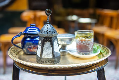 Laterne, Ramadan, Tee, Ägypten, Tabelle, keine Leute, Nahansicht, Fokus auf den Vordergrund, Essen und Trinken, drinnen, Stillleben, Teekanne, Haushaltsausstattung, Antiquität, Lebensmittel, Metall, Kessel, Holz - Material, Tee - heißes Getränk, Container, alt, silberfarben, Tablett, 5K, CC0, gemeinfrei, lizenzfrei