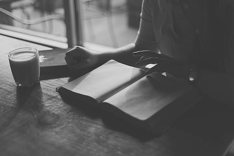 libro, leyendo, aprendizaje, educación, estudiar, negocio, oficina, trabajo, mesa, café, en blanco y negro, comida y bebida, gente real, una persona, sección en medio, adentro, beber, comida, enfoque selectivo, refresco, restaurante, estilos de vida, frescura, equipo doméstico, día, mano humana, mano, vaso, 5K