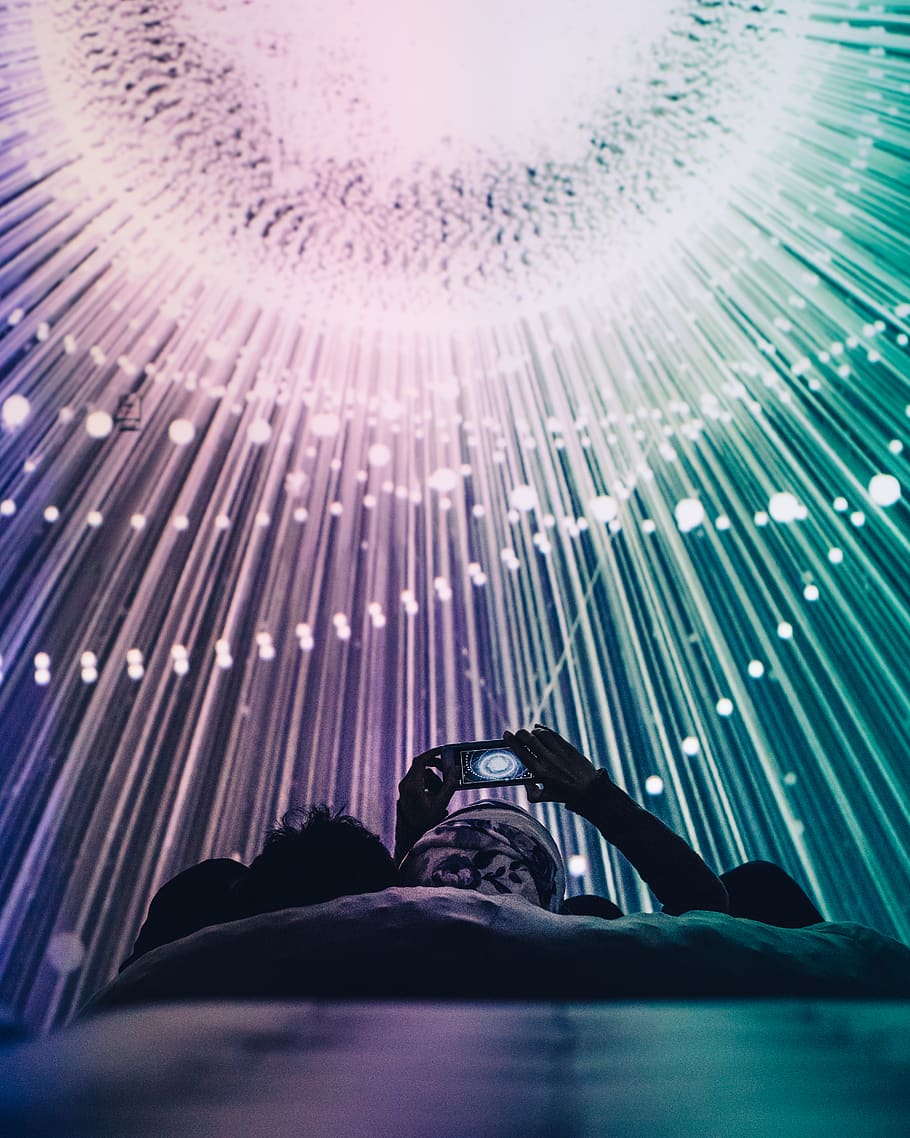 persona, presa, foto, led, llum, brillant, disseny, electrònica, futurista, llums led, llums, línies i corbes, luminescència, patró, gent, una persona, part del cos humà, persones reals, part del cos, cama humana, secció baixa, estils de vida, a l'interior, dones, sabata, adult, perspectiva personal, homes, naturalesa, activitat d'oci, dia, persona irreconeixible, tecnologia, extremitat humana, porpra, peu humà, 4K
