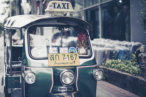 zielona auto riksza, Tajlandia, transport, pojazd, Azja, Taxi, tablica rejestracyjna, tuktuk, Droga, samochód, budynek, tuk tuk, ulica, naklejka, taksówka, reflektor, Bangkok, maszyna, silnik, środek transportu, pojazd lądowy, tekst, Miasto, dzień, skupić się na pierwszym planie, porozumiewanie się, pismo zachodnie, przypadkowi ludzie, szkło - materiał, przezroczysty, transport publiczny, architektura, pojazd silnikowy, na dworze, znak, numer, 2K, CC0, domena publiczna, darmowe zdjęcia