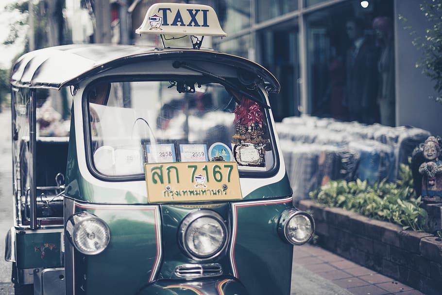 zielona auto riksza, Tajlandia, transport, pojazd, Azja, Taxi, tablica rejestracyjna, tuktuk, Droga, samochód, budynek, tuk tuk, ulica, naklejka, taksówka, reflektor, Bangkok, maszyna, silnik, środek transportu, pojazd lądowy, tekst, Miasto, dzień, skupić się na pierwszym planie, porozumiewanie się, pismo zachodnie, przypadkowi ludzie, szkło - materiał, przezroczysty, transport publiczny, architektura, pojazd silnikowy, na dworze, znak, numer, 2K
