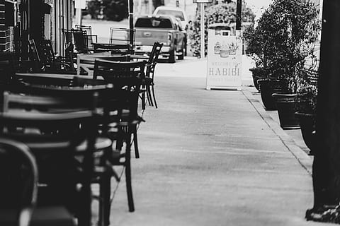 posti vuoti, ristorante, mobilia, sedia, bar, sentiero, cibo, caffetteria, mezzi di trasporto, automobile, veicolo, auto, ruota, macchina, pedone, marciapiede, strada, tavolo, azioni, cena, architettura, esterno dell'edificio, città, struttura costruita, posto a sedere, messa a fuoco selettiva, giorno, all'aperto, vuoto, persone accessorie, modo di trasporto, caffè del marciapiede, 5K, CC0, dominio pubblico, privo di copyright