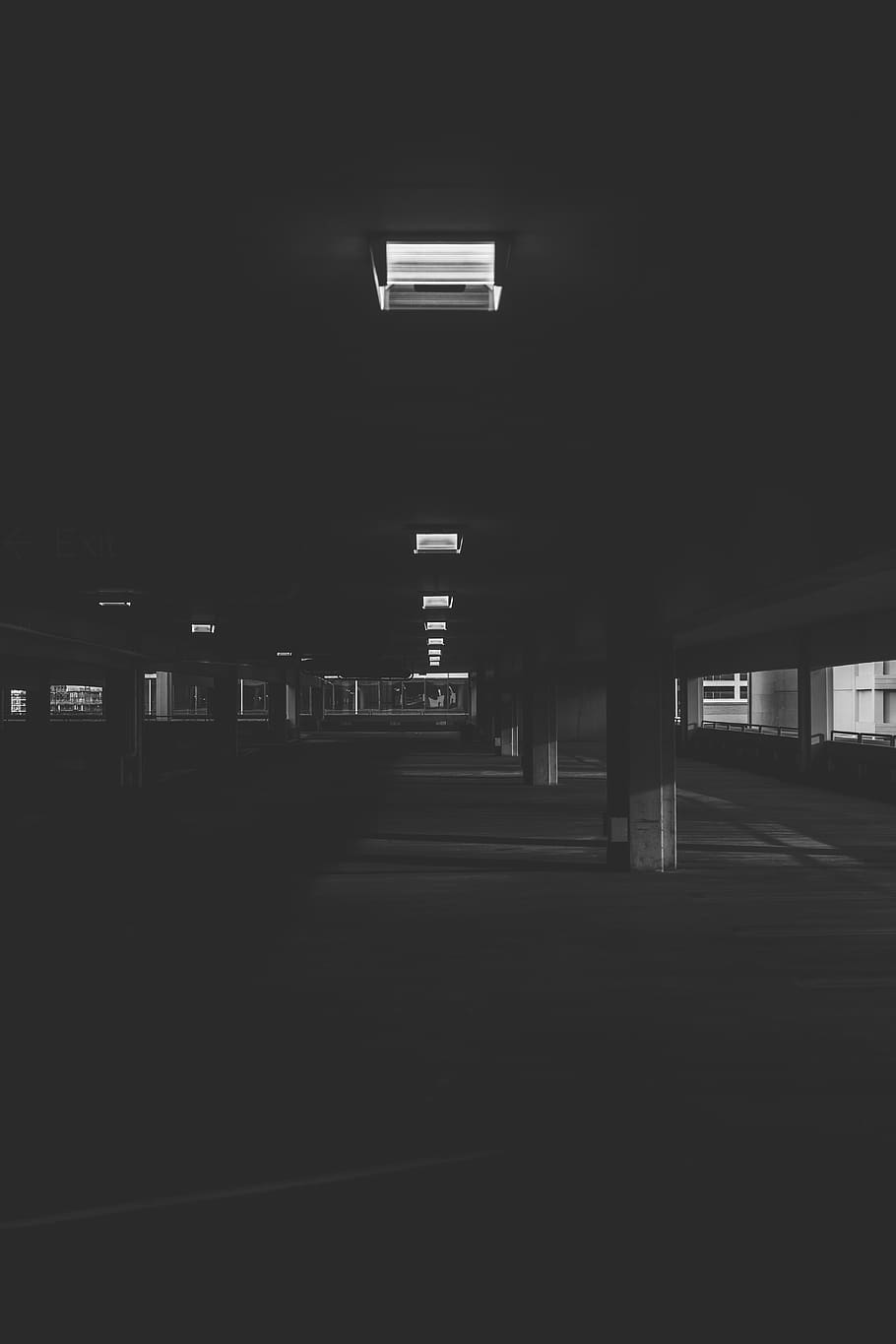 illuminazione, costruzione, pavimento, corridoio, in casa, veicolo, automobile, auto, mezzi di trasporto, tunnel, asfalto, posteggio, parcheggio, hangar, magazzino, luce, silhouette, mobilia, sedia, architettura, struttura costruita, vuoto, illuminato, attrezzatura per l'illuminazione, nessuno, buio, assenza, di fila, Garage per il parcheggio, direzione, pavimentazione, cartello, soffitto, copia spazio, colonna architettonica, lungo, 5K
