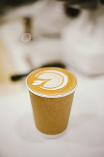 Kaffee Latte, Tasse, Getränk, Kaffeetasse, Creme, Lebensmittel, Dessert, Sahne, Süßwaren, Süßigkeiten, Erfrischung, Stillleben, Essen und Trinken, Kaffee, schaumiges Getränk, Kaffee trinken, Becher, drinnen, Cappuccino, Tabelle, heisses Getränk, Nahansicht, keine Leute, Schaumkunst, Fokus auf den Vordergrund, Frische, Kreativität, Latté, alkoholfreies Getränk, Geschirr, 4K, CC0, gemeinfrei, lizenzfrei