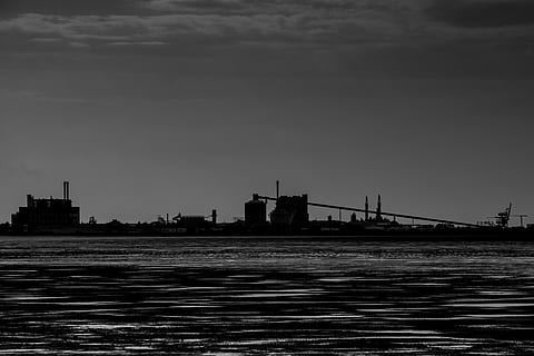 foto di silhouette, nave, corpo, acqua, industria, cielo, struttura costruita, architettura, lungomare, ponte, ponte - struttura fatta dall'uomo, natura, mezzi di trasporto, esterno dell'edificio, connessione, mare, nessuno, silhouette, ponte sospeso, destinazioni di viaggio, nuvola - cielo, viaggio, all'aperto, grattacielo, 4K, CC0, dominio pubblico, privo di copyright