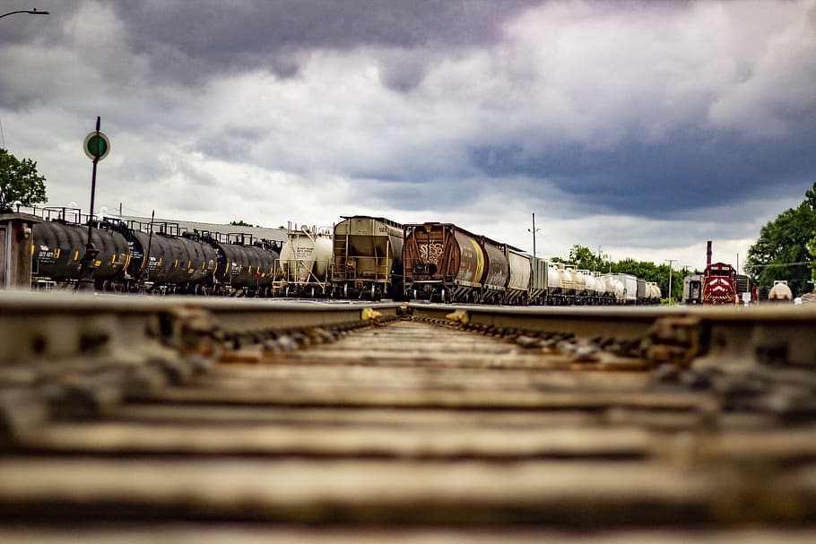 trens, ennuvolat, cel, tren, transport, vehicle, contenidor d'enviament, Estats Units, burlington, vt, ferrocarril vermont, ferrocarril, rail, pista de tren, cotxe de càrrega, estació de tren, edifici, ciutat, urbà, metròpolis, ocell, animal, núvol - cel, transport per ferrocarril, arquitectura, vies del ferrocarril, pista, transport públic, tren - vehicle, manera de transport, naturalesa, estructura construïda, cap gent, viatjar, dia, història, el passat, exterior de l'edifici, a l'aire lliure, pati de maniobra, nivell superficial, 5K