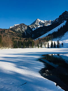 panoramico, vista, la neve, capped, freddo, luce del giorno, ambiente, sibilo, brina, gelido, congelato, ghiaccio, paesaggio, picco di montagna, catena montuosa, montagne, natura, scenario, stagione, montagne innevate, vertice, alberi, valle, acqua, inverno, boschi, montagna, temperatura fredda, scenics - natura, bellezza nella natura, scena tranquilla, la tranquillità, cielo, lago, albero, pianta, giorno, blu, nessuno, riflessione, montagna innevata, all'aperto, 4K, CC0, dominio pubblico, privo di copyright