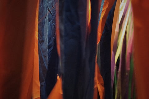 diverse tekstiler, tøj, beklædning, tilbehør, binde, fløjl, frakke, farvestof, mode, kappe, møbel, ærme, krystal, jakke, kostume, mønster, silke, kunst, langærmet, multi farvet, ingen mennesker, hængende, indendørs, tæt på, tekstil, fuld ramme, baggrunde, studio skud, variation, abstrakt, forretning, valg, detail, butik, orange farve, forfra, læder, abstrakte baggrunde, forbrugerisme, 5K, CC0, offentligt domæne, royaltyfrie