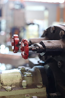 enginyer, enginyeria, tecnologia, ciència, motor, màquina, indústria, construcció, metall, vàlvula, treballar, taller, centrar-se en primer pla, primer pla, rovellat, dia, transport, cap gent, a l'aire lliure, maquinària, connexió, vell, tub de tub, enfocament selectiu, manera de transport, equipament, femella - sostenidor, espatllat, 5K, CC0, domini públic, lliure de regalies